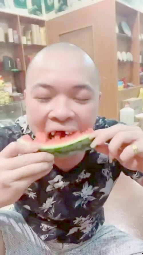 艺术生中考吃瓜,吃瓜群众围观的艺术盛宴