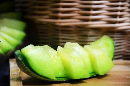 孙子吃瓜真好吃,真好吃，夏日清凉新体验